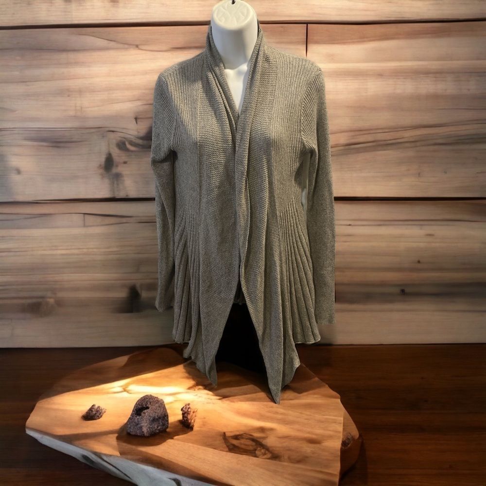 Max Studio long sleeve ribbed lightweight sweater in grey size small.